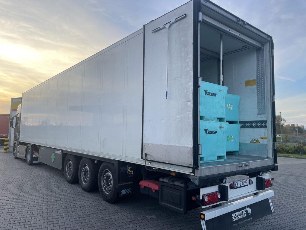 How is refrigerated transport carried out in Skelv?